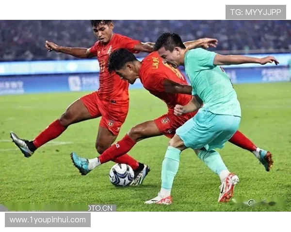 U22阿曼队与中国队激战正酣争夺亚洲青年足球赛晋级名额