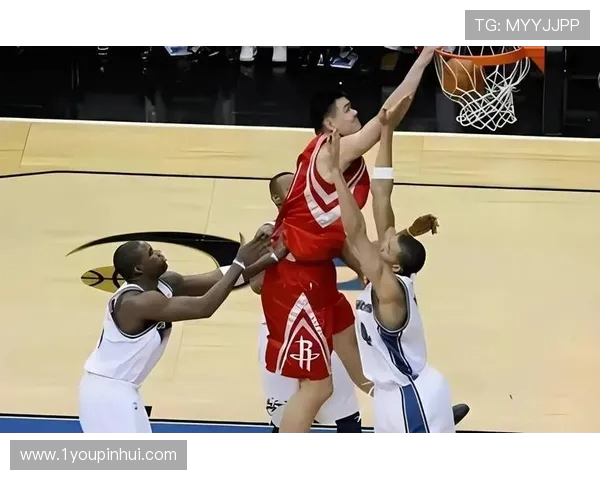 姚明带领火箭队对决爵士队的经典对抗赛回顾与精彩瞬间分析